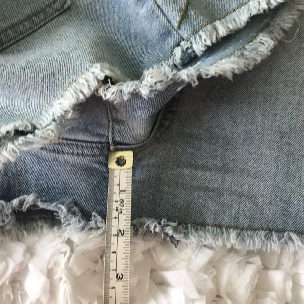 Ashley Mason Embroidered Cutoffs. Size 7 - Picture 6 of 9